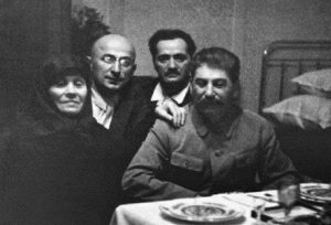 Nestor Lakoba, katili Beria, Beria'nın annesi ve Stalin'le beraber.