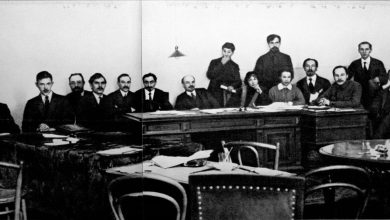 Ocak 1918'de toplanan, aralarında Bolşevik Parti lideri Vladimir Lenin'in ve Stalin'in de bulunduğu bir Sovnarkom (Halk Komiserleri Konseyi) toplantısı.